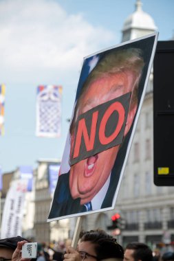 London, Büyük Britanya, 13 Temmuz 2018:Placards Londra'nın merkezinde yürüyen Donald Trump protestocular anti yapılır