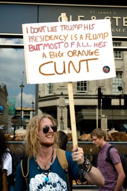 London, Büyük Britanya, 13 Temmuz 2018:Placards Londra'nın merkezinde yürüyen Donald Trump protestocular anti yapılır