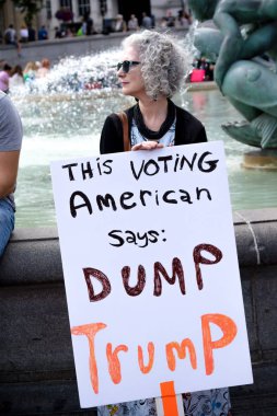 London, Büyük Britanya, 13 Temmuz 2018:Placards Londra'nın merkezinde yürüyen Donald Trump protestocular anti yapılır