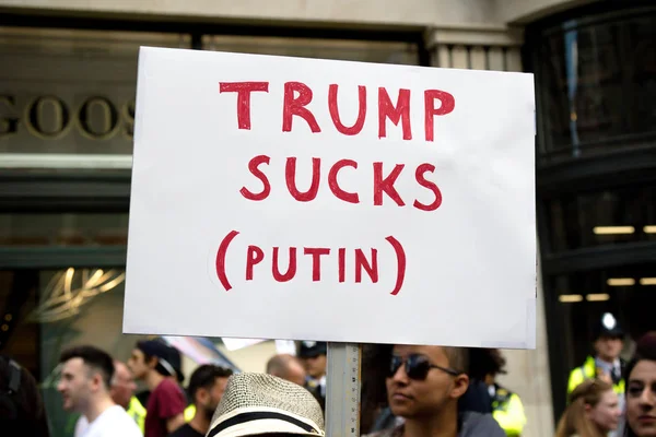 Londres Reino Unido Julio 2018 Placas Portadas Por Manifestantes Donald —  Fotos de Stock