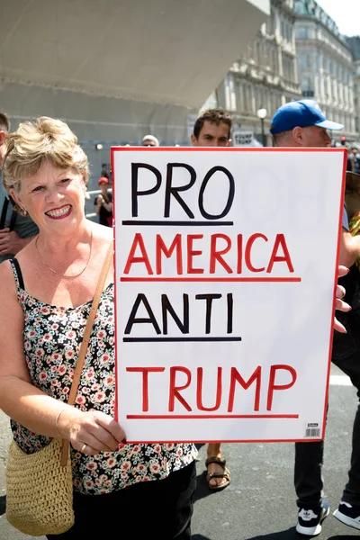 London Storbritannien Juli 2018 Placards Bärs Donald Trump Demonstranter Marscherade — Stockfoto