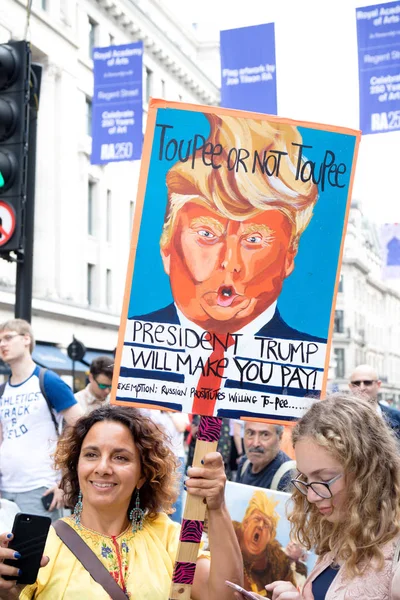 Londres Reino Unido Julio 2018 Placas Portadas Por Manifestantes Donald — Foto de Stock
