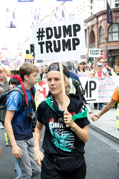 Londres Reino Unido Julio 2018 Placas Portadas Por Manifestantes Donald —  Fotos de Stock