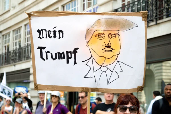 London, Büyük Britanya, 13 Temmuz 2018:Placards Londra'nın merkezinde yürüyen Donald Trump protestocular anti yapılır