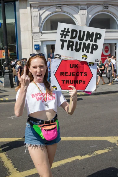 London, Vereinigtes Königreich, 13. Juli 2018: Plakate mit Anti-Donald-Trumpf-Demonstranten marschieren im Zentrum Londons — Stockbild London Vereinigtes Königreich Juli 2018 Plakate Mit Donald Trumpf Demonstranten — Stockfoto