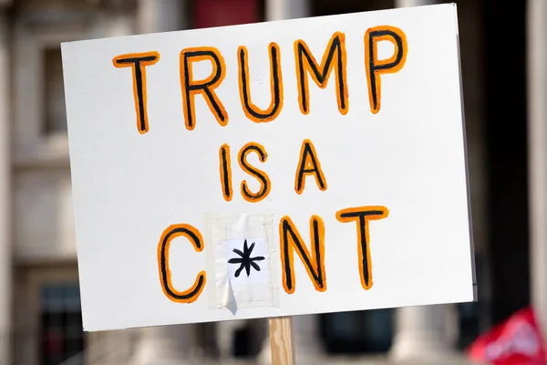 2018年7月13日 反唐纳德 特朗普示威者在伦敦市中心游行的标语 — 图库照片