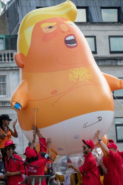 London, Büyük Britanya, 13 Temmuz 2018: Trump bebek balonunda Trafalgar Merkezi Londra'da bir Anti Trump miting sırasında kare