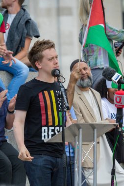 London, Büyük Britanya, 13 Temmuz 2018: gazeteci Owen Jones, konuşuyor anti Trump ralli Merkezi Londra'da