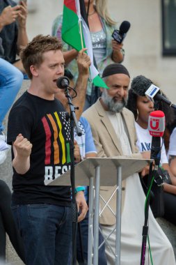 London, Büyük Britanya, 13 Temmuz 2018: gazeteci Owen Jones, konuşuyor anti Trump ralli Merkezi Londra'da