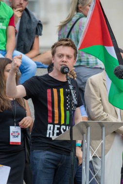 London, Büyük Britanya, 13 Temmuz 2018: gazeteci Owen Jones, konuşuyor anti Trump ralli Merkezi Londra'da