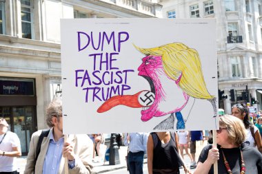 London, Büyük Britanya, 13 Temmuz 2018:Placards Londra'nın merkezinde yürüyen Donald Trump protestocular anti yapılır