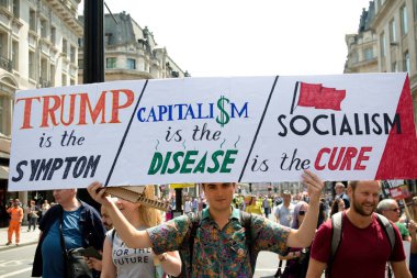 London, Büyük Britanya, 13 Temmuz 2018:Placards Londra'nın merkezinde yürüyen Donald Trump protestocular anti yapılır