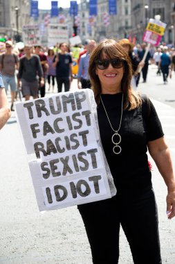 London, Büyük Britanya, 13 Temmuz 2018:Placards Londra'nın merkezinde yürüyen Donald Trump protestocular anti yapılır