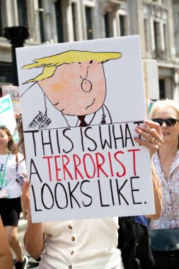 London, Büyük Britanya, 13 Temmuz 2018:Placards Londra'nın merkezinde yürüyen Donald Trump protestocular anti yapılır