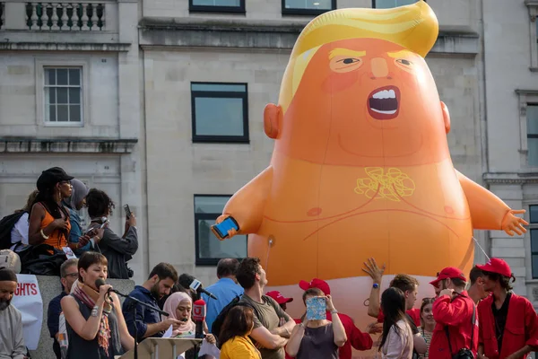 London, Büyük Britanya, 13 Temmuz 2018: Trump bebek balonunda Trafalgar Merkezi Londra'da bir Anti Trump miting sırasında kare