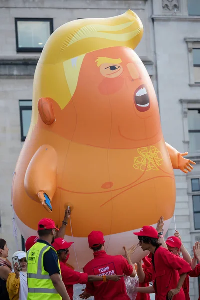 2018年7月13日 在伦敦市中心的反王牌集会期间 特拉法加广场的王牌婴儿气球 — 图库照片