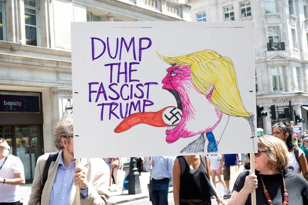 London, Büyük Britanya, 13 Temmuz 2018:Placards Londra'nın merkezinde yürüyen Donald Trump protestocular anti yapılır