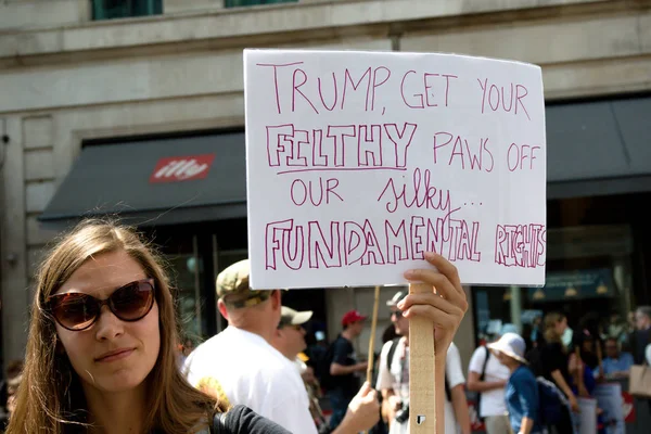 Londres Reino Unido Julio 2018 Placas Portadas Por Manifestantes Donald —  Fotos de Stock