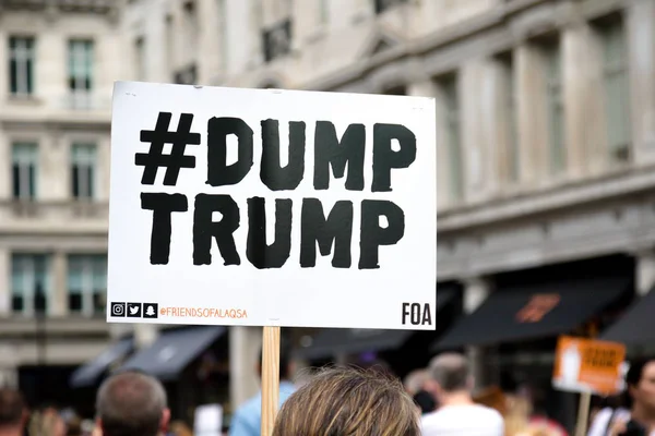 Londres Reino Unido Julio 2018 Placas Portadas Por Manifestantes Donald —  Fotos de Stock