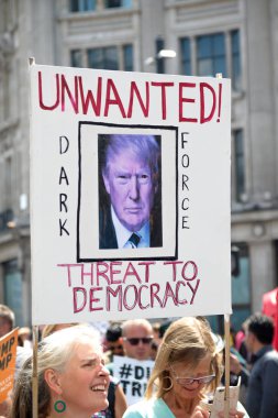 London, Büyük Britanya, 13 Temmuz 2018:Placards Londra'nın merkezinde yürüyen Donald Trump protestocular anti yapılır