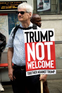 London, Büyük Britanya, 13 Temmuz 2018:Placards Londra'nın merkezinde yürüyen Donald Trump protestocular anti yapılır