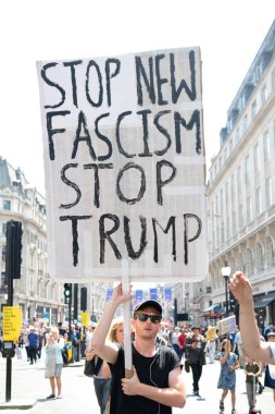 London, Büyük Britanya, 13 Temmuz 2018:Placards Londra'nın merkezinde yürüyen Donald Trump protestocular anti yapılır