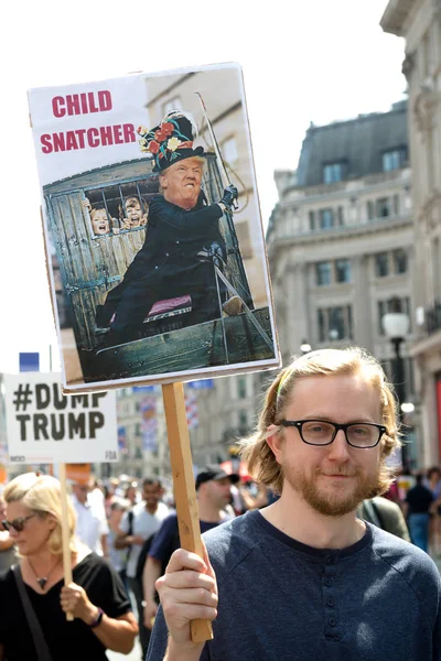 Londres Reino Unido Julio 2018 Placas Portadas Por Manifestantes Donald —  Fotos de Stock