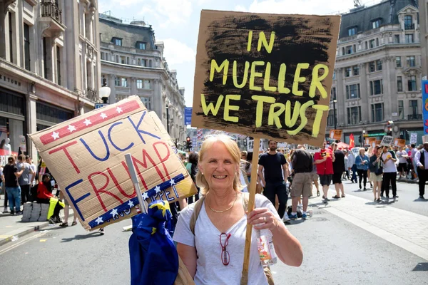London, Büyük Britanya, 13 Temmuz 2018:Placards Londra'nın merkezinde yürüyen Donald Trump protestocular anti yapılır