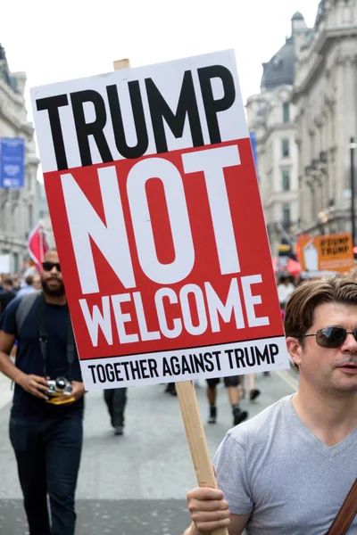 Londres Reino Unido Julio 2018 Placas Portadas Por Manifestantes Donald — Foto de Stock