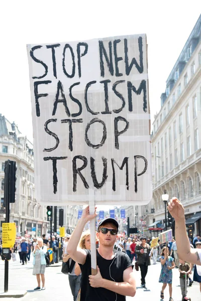 Londres Reino Unido Julio 2018 Placas Portadas Por Manifestantes Donald —  Fotos de Stock