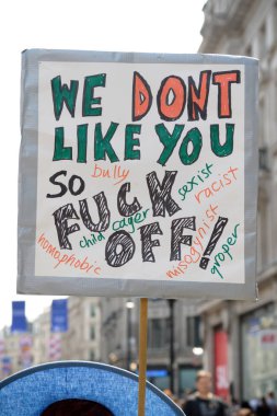 London, Büyük Britanya, 13 Temmuz 2018:Placards Londra'nın merkezinde yürüyen Donald Trump protestocular anti yapılır