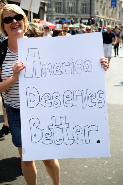 London, Büyük Britanya, 13 Temmuz 2018:Placards Londra'nın merkezinde yürüyen Donald Trump protestocular anti yapılır