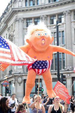 London, Büyük Britanya, 13 Temmuz 2018:Placards Londra'nın merkezinde yürüyen Donald Trump protestocular anti yapılır