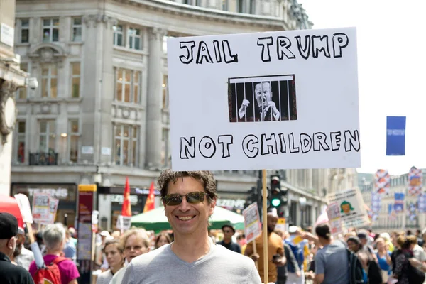 Londres Reino Unido Julio 2018 Placas Portadas Por Manifestantes Donald —  Fotos de Stock