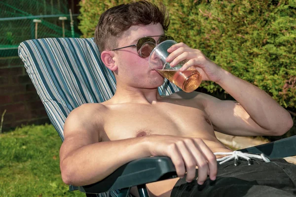 Jovem Adulto Deitado Sol Com Uma Cerveja — Fotografia de Stock
