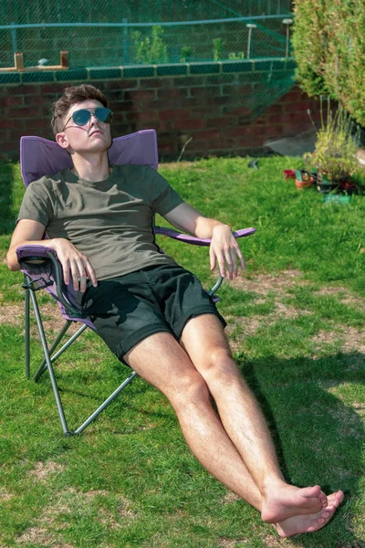 Jovem Adulto Sentado Lado Fora Desfrutando Sol Verão Jardim — Fotografia de Stock