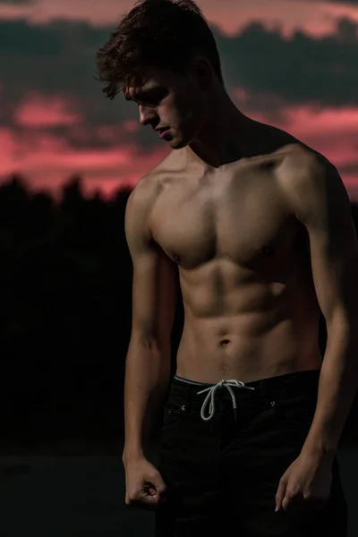 Jong Volwassen Mannetje Shirtless Poseren Bij Zonsondergang — Stockfoto