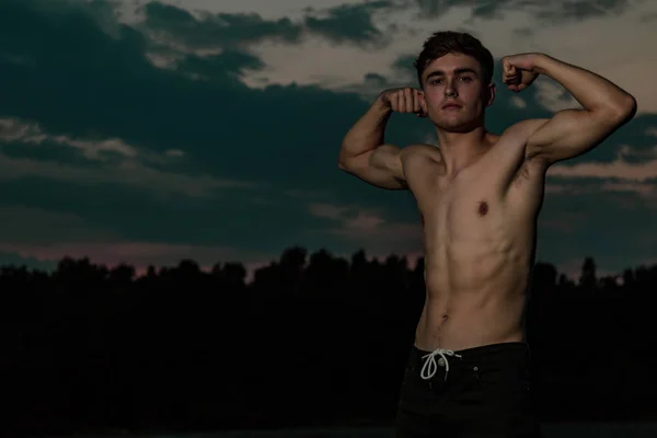 Young Adult Male Flexing His Muscles Twilight — Stock Photo, Image