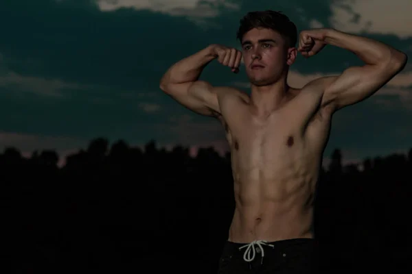 Jeune Homme Adulte Fléchissant Ses Muscles Crépuscule — Photo