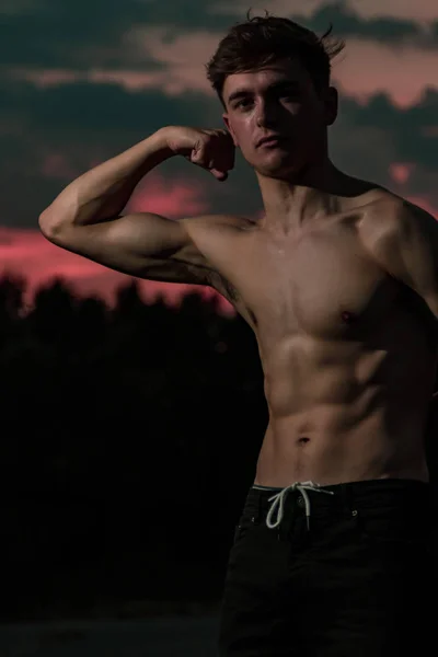 Jeune Homme Adulte Fléchissant Les Muscles Ses Bras Crépuscule — Photo