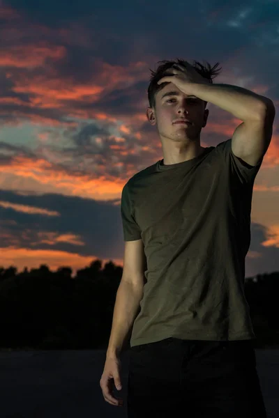 Jovem Adulto Sexo Masculino Fora Pôr Sol — Fotografia de Stock