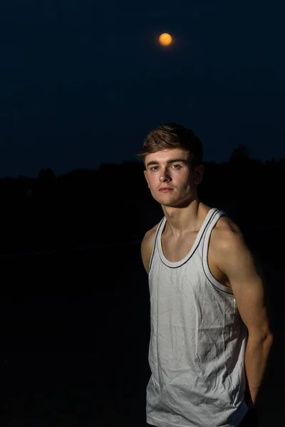 Junger Männlicher Erwachsener Draußen Mit Dem Mond — Stockfoto