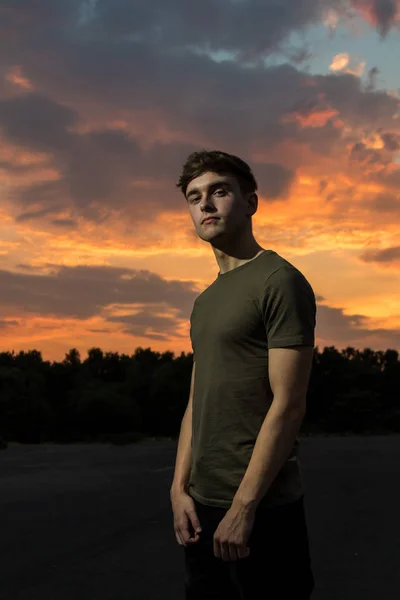 Junger Männlicher Erwachsener Draußen Bei Sonnenuntergang — Stockfoto
