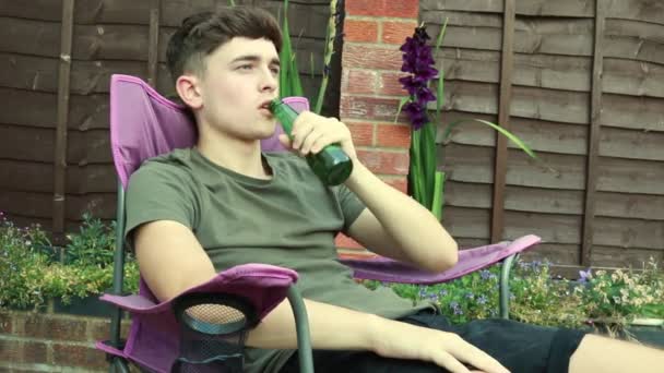 Jeune Homme Adulte Buvant Bière Dehors Dans Jardin — Video