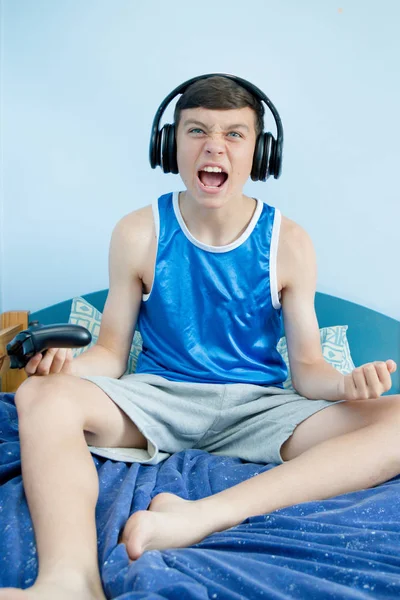 Genç Çocuk Onun Yatakta Iken Bilgisayar Oyunu Oynamak Kızıyor — Stok fotoğraf