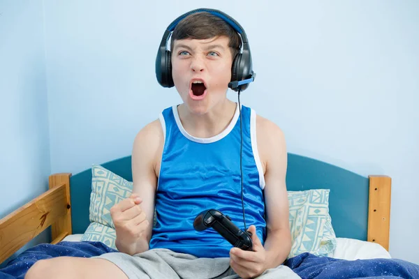 Adolescente Jugando Videojuego Mientras Está Cama Perdiendo —  Fotos de Stock