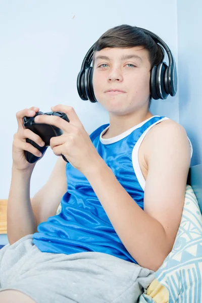 Adolescente Jugando Videojuego Mientras Está Cama —  Fotos de Stock