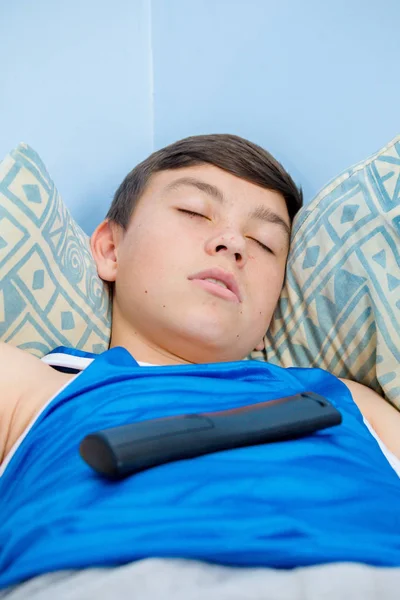 Caucazian Adolescent Băiat Dormind Telecomandă Piept — Fotografie, imagine de stoc