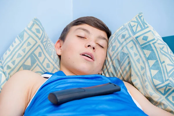 Caucasiano Adolescente Dormindo Com Controle Remoto Seu Peito — Fotografia de Stock