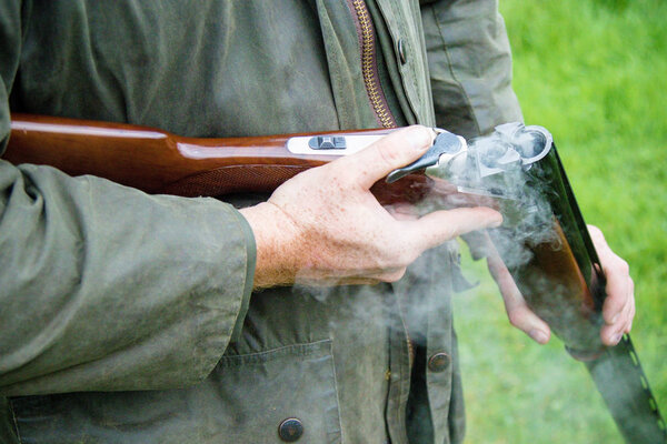 Дым, исходящий из недавно выпущенного дробовика
